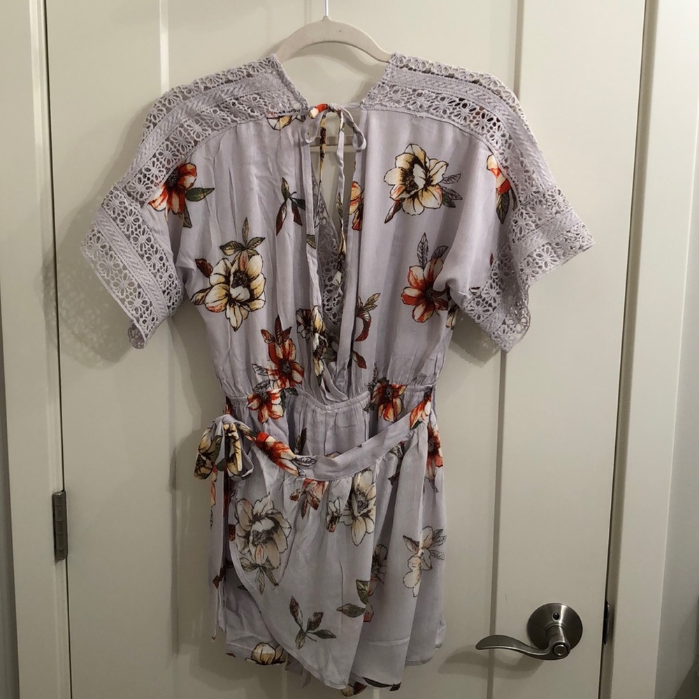 NWT Blue Blush SZ S Lilac Floral Romper! - Picture 4 of 14